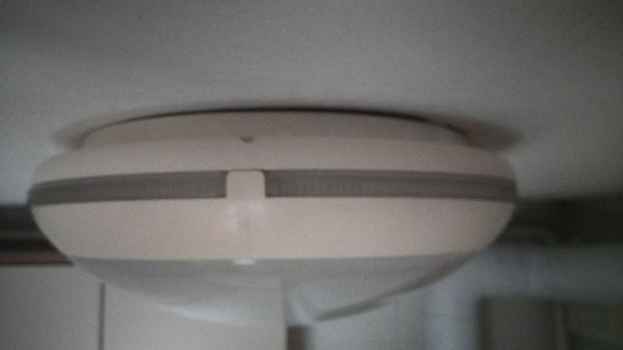 Как заменить плафон на потолке: 13 шагов