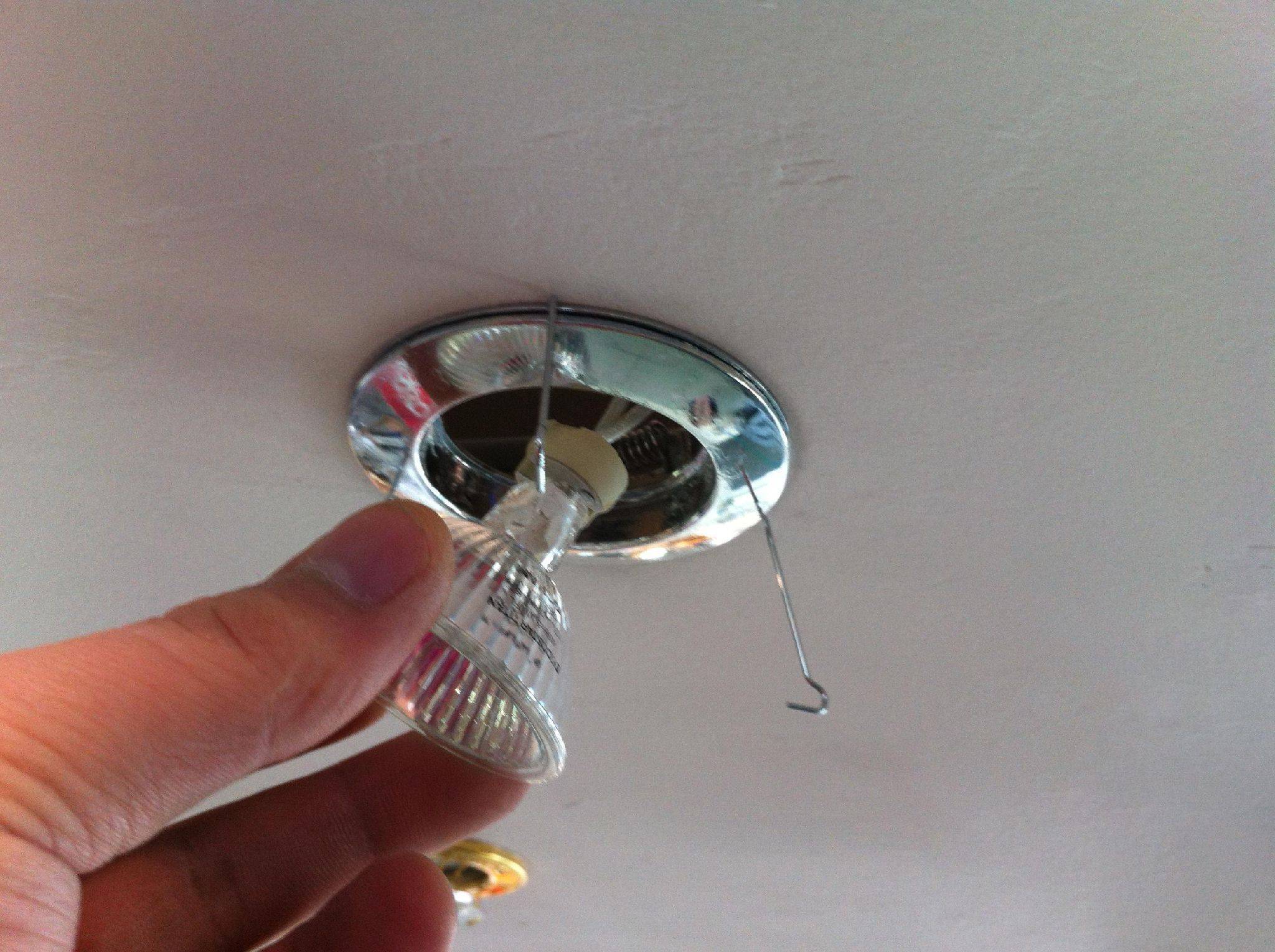 Как снять светильник с натяжного потолка