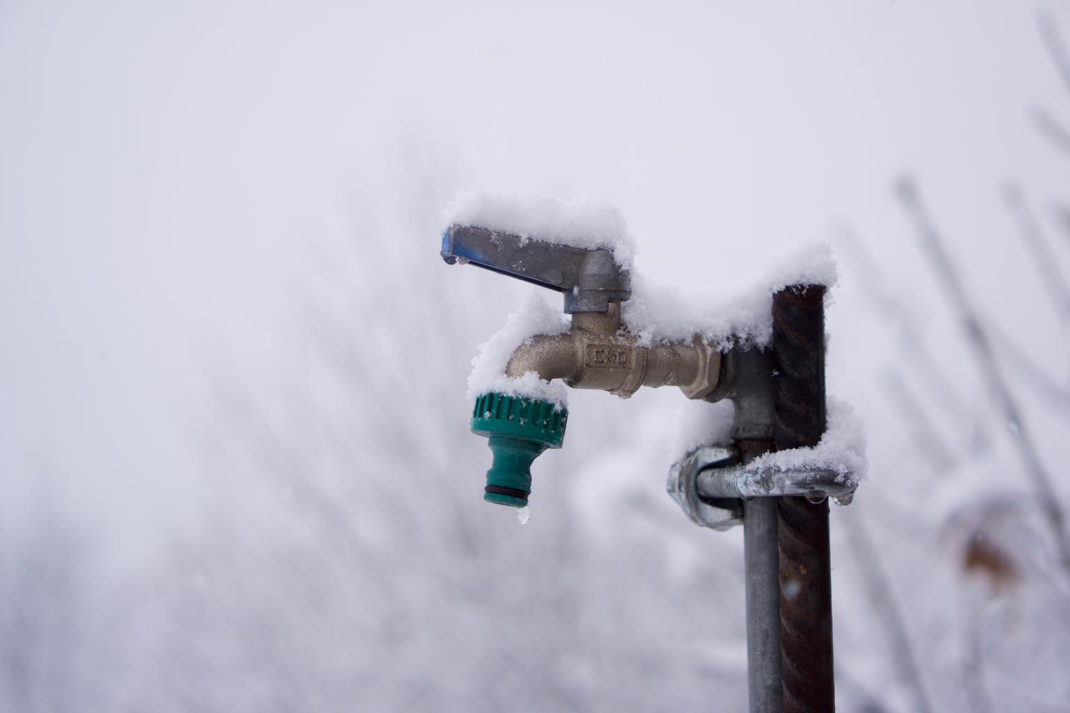 Замерзла вода в трубах — что делать? 8 способов решения проблемы