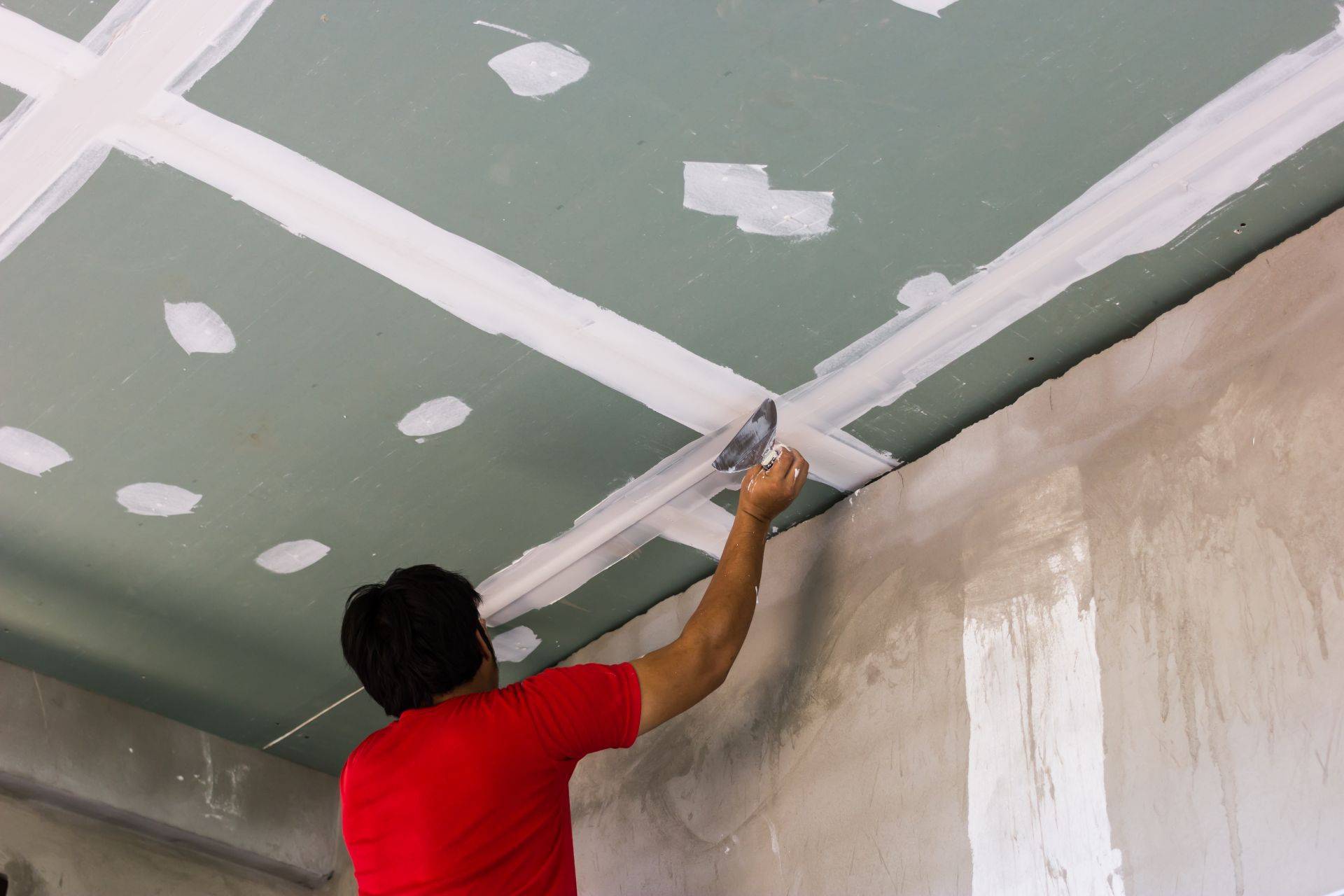 Покраска потолка из гипсокартона своими руками: видео и чем красить