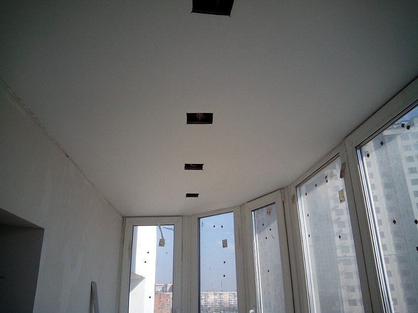Натяжной потолок на балконе - плюсы и минусы конструкции