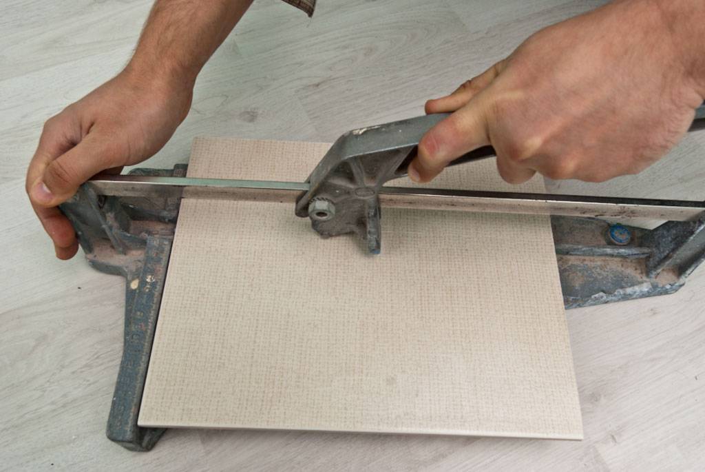Резка керамической плитки и как отрезать кафель в домашних условиях