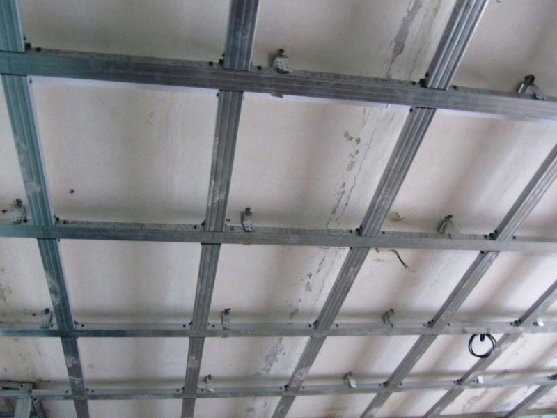 Подвесной потолок с двухуровневым каркасом