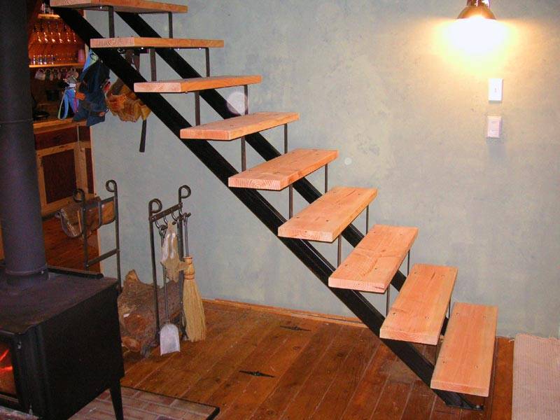 Лестница на металлическом каркасе: деревянная и другие материалы, пошагово