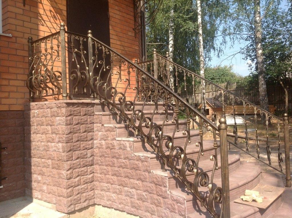 Кованые лестницы в доме – безопасность и привлекательный дизайн