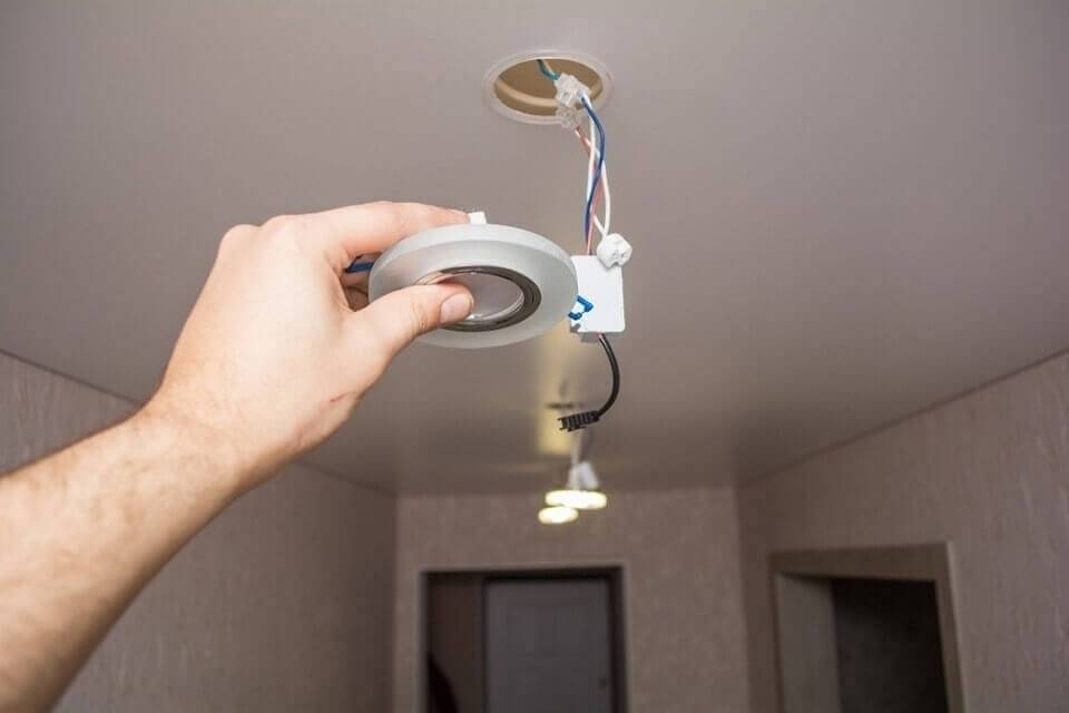 Как снять лампочку на натяжном потолке, демонтаж точечного светильника, как снять плафон с потолочного светильника