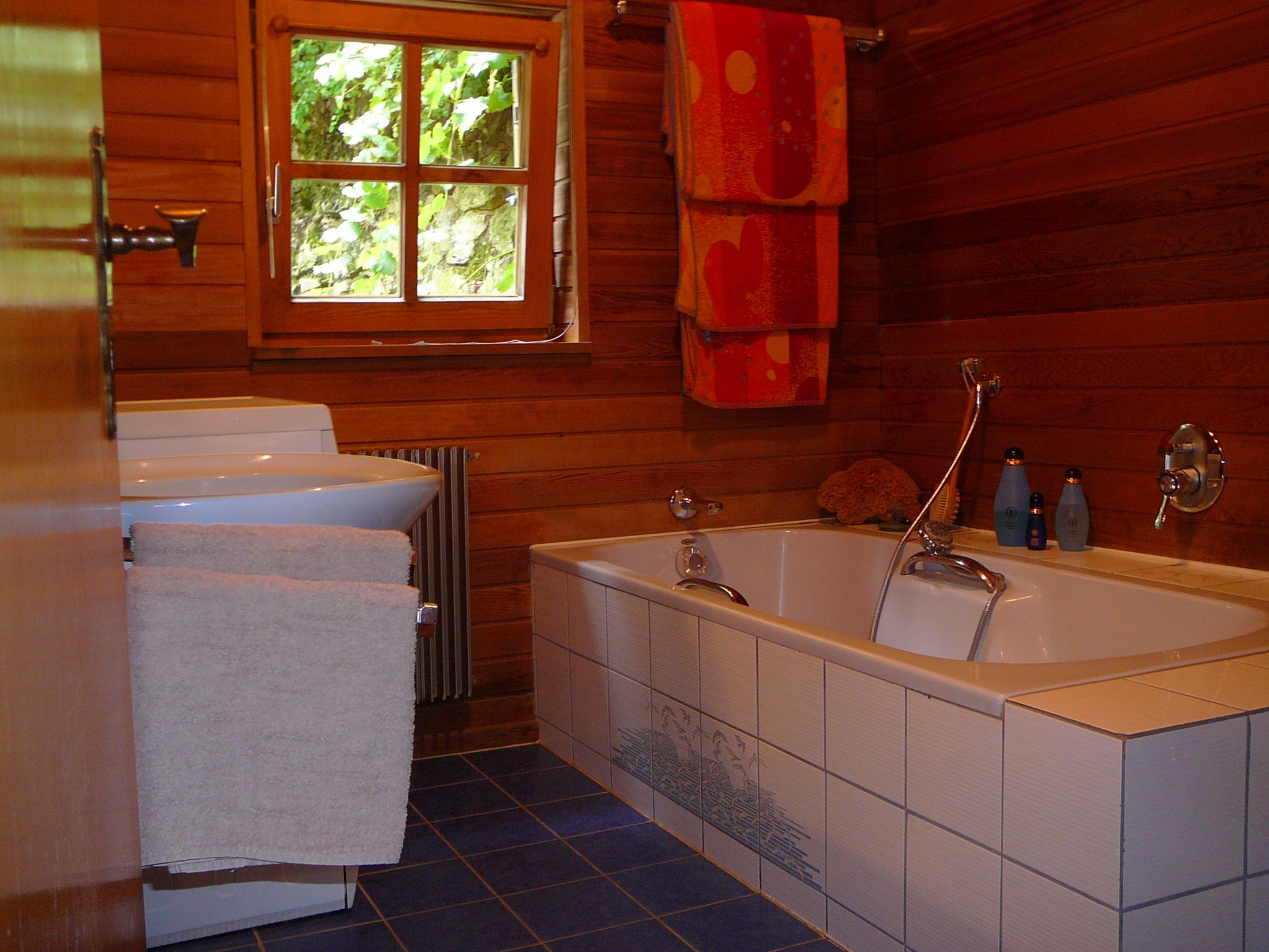 Фото ванная комната в деревянном доме фото