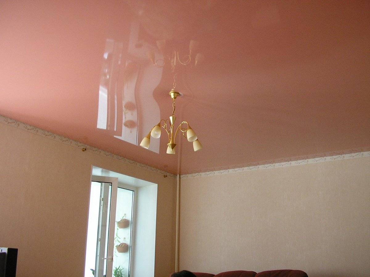 Бежевый натяжной потолок, золотой – фото в интерьере