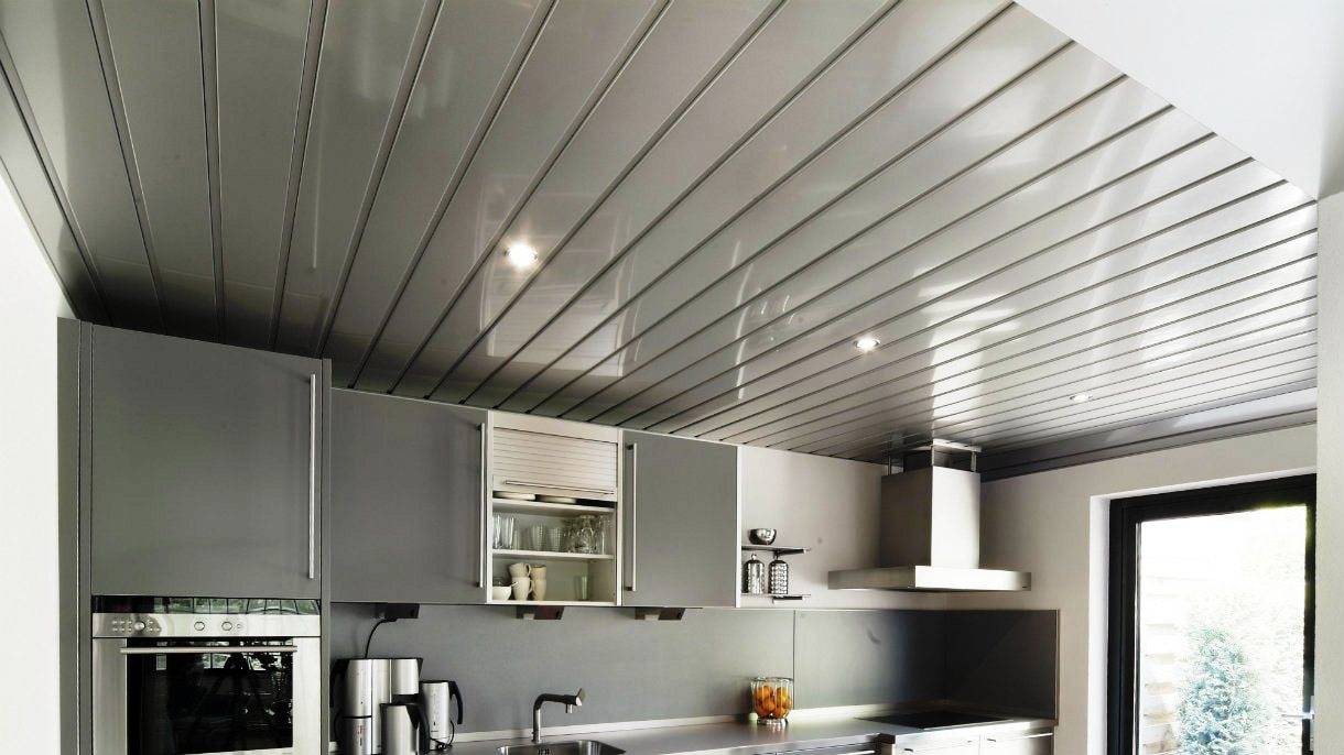 Какой потолок сделать на кухне: обзор и сравнение