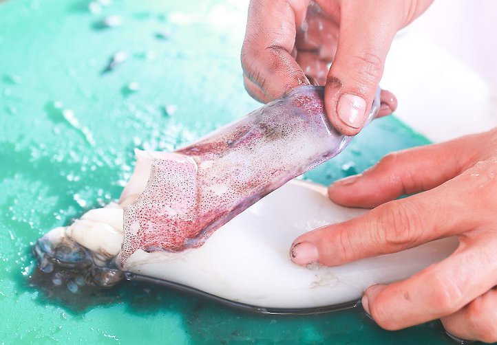 Как быстро почистить замороженные кальмары от пленки в домашних условиях