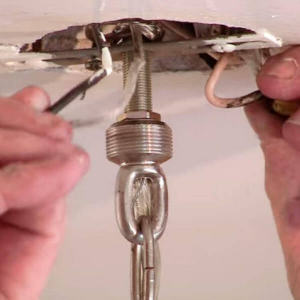 Как повесить люстру с планкой на крюк в потолке