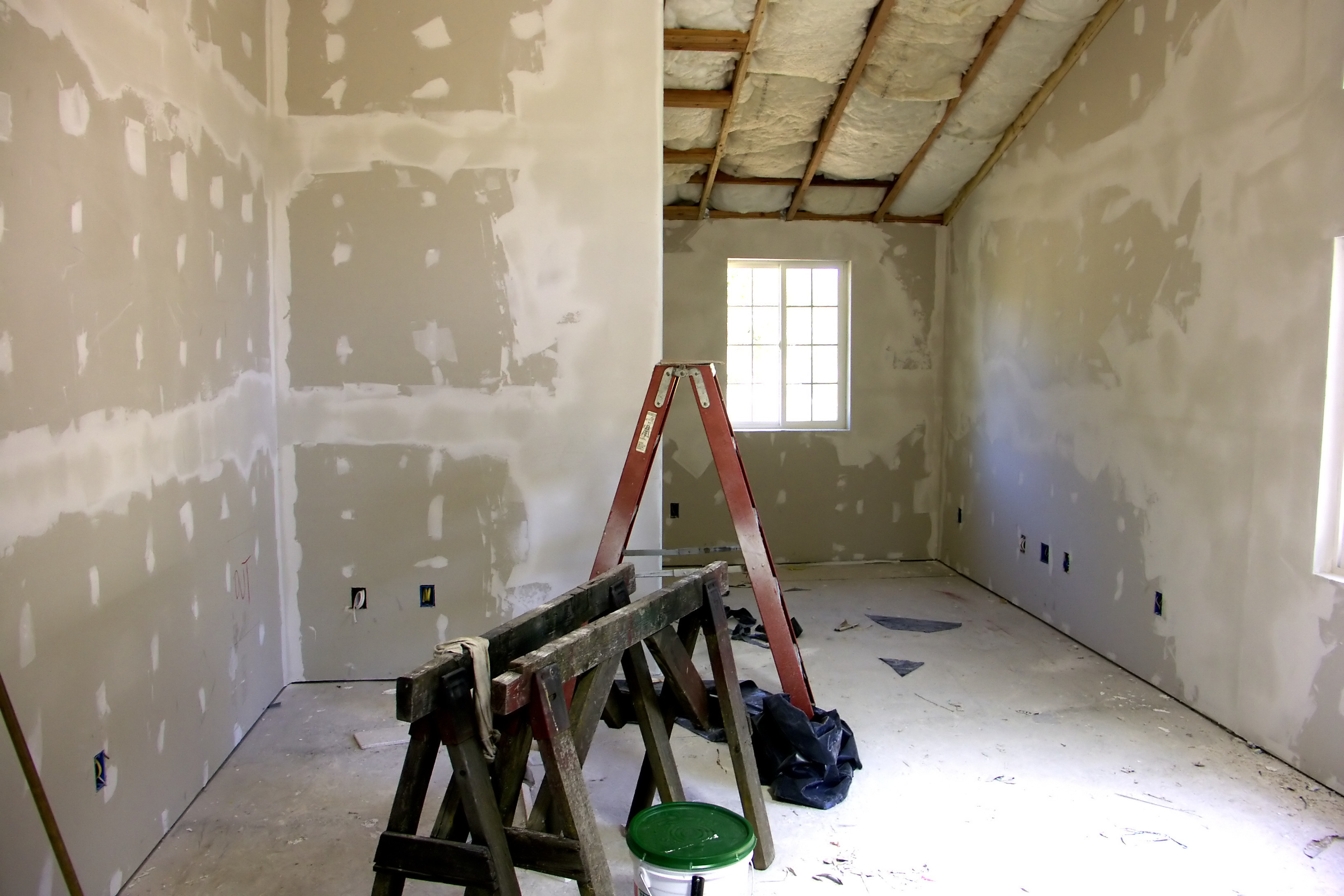 Как покрасить гипсокартон: красим стены и потолок