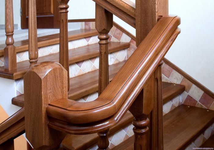 Элитные лестницы из дуба: особенности и изготовление