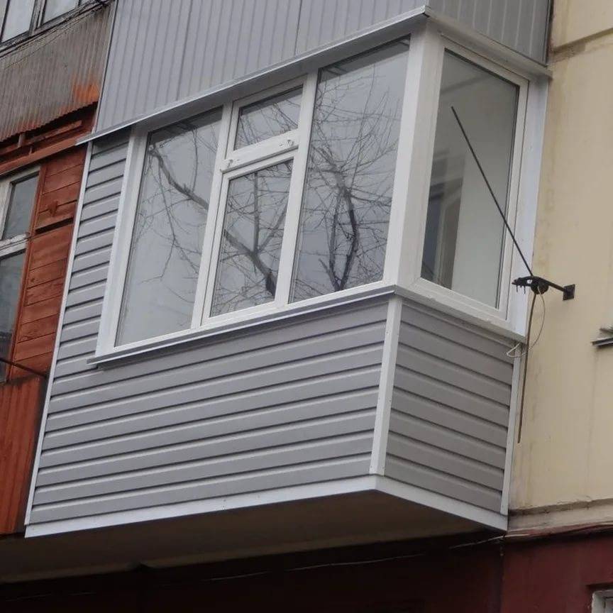 Как наполнить открытый балкон красотой и уютом, а не копить хлам (36 фото)