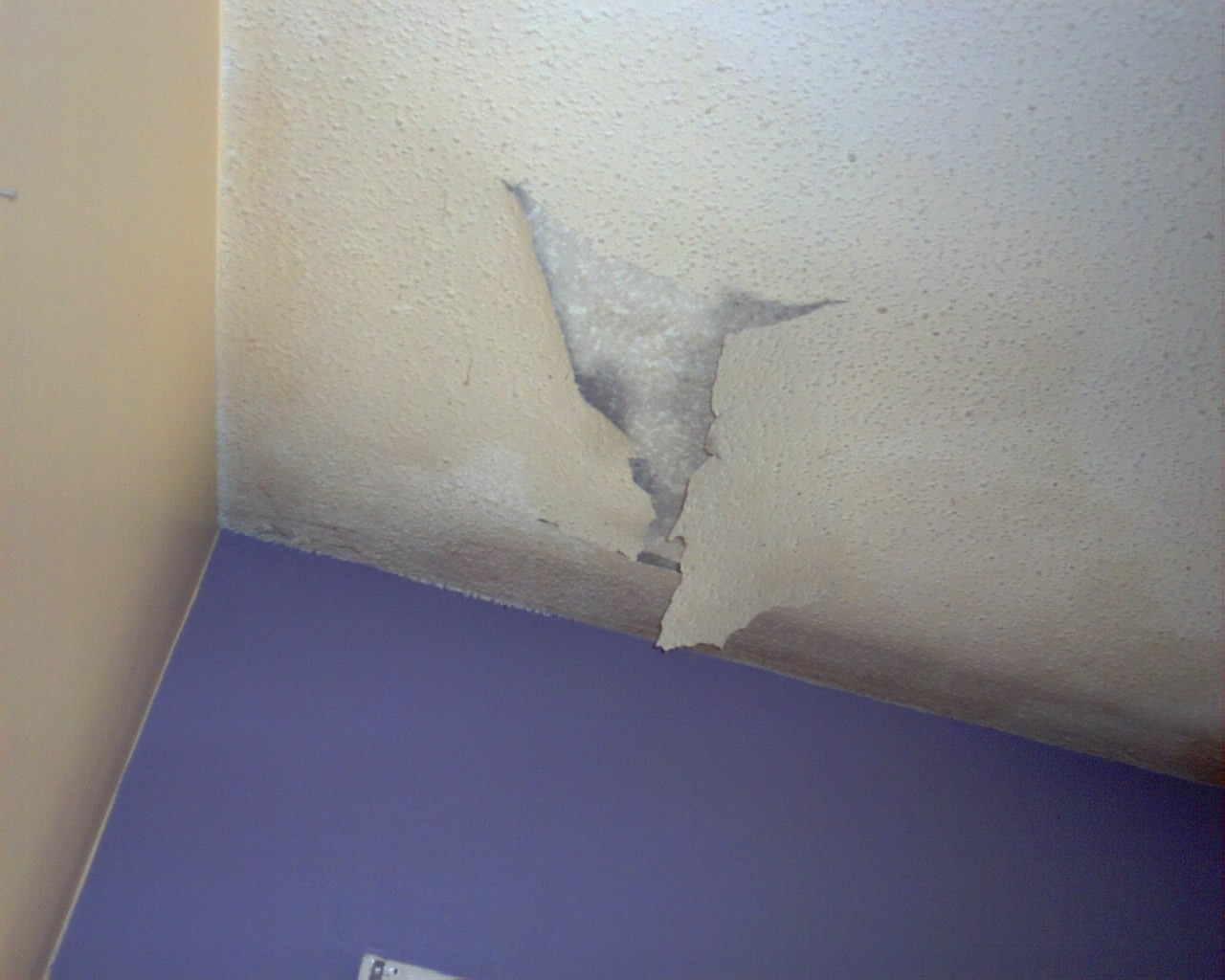 Как исправить трещины на потолке из гипсокартона?