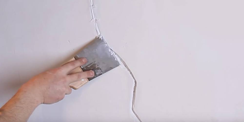 Как заделать трещину в стене своими руками