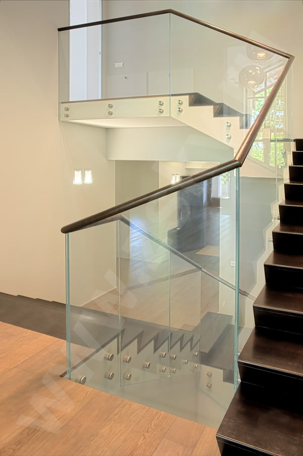 Конструкция ограждения из стекла для лестниц фото