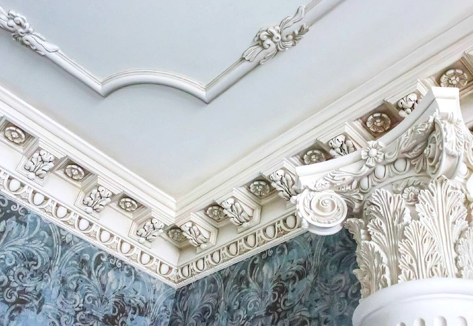 Лепнина на потолке: 60 фото, роскошные идеи под люстру, с патиной, узоры и др.