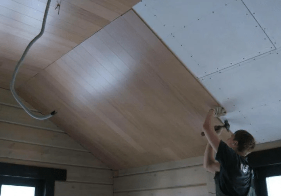 Как крепить ламинат на потолок с помощью собственных сил?