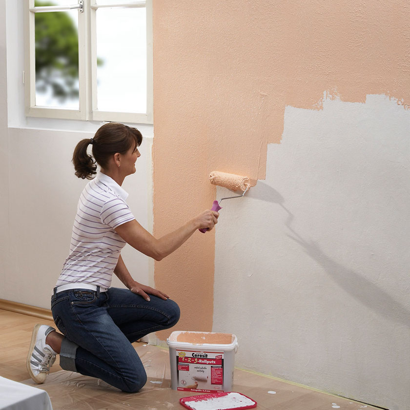 Уютный дизайн: что лучше, покраска стен или обои