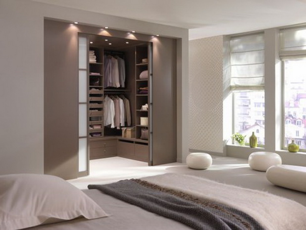 Спальня с гардеробной небольшого размера: угловая планировка в современном стиле
 - 26 фото