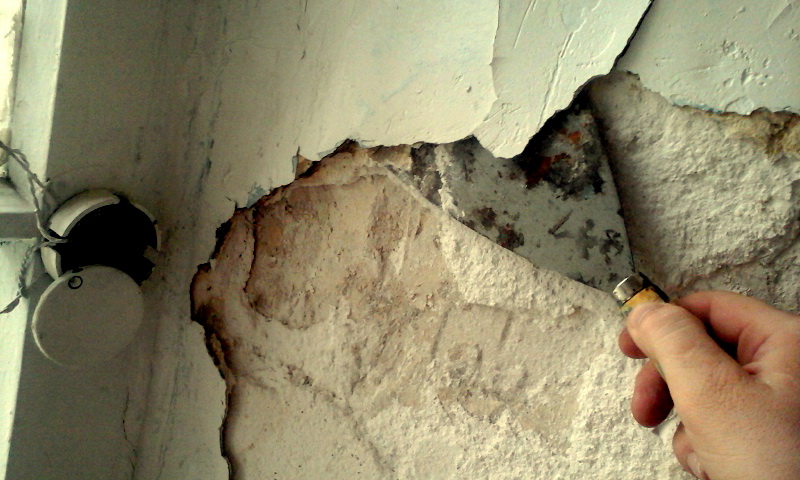 Что делать если со стен сыпется штукатурка