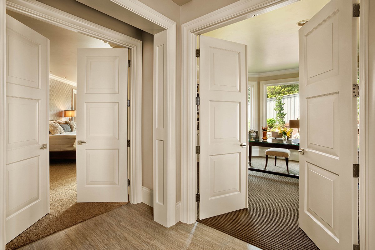 Белые межкомнатные двери: преимущества, недостатки и варианты дизайна интерьера на 30 фото
