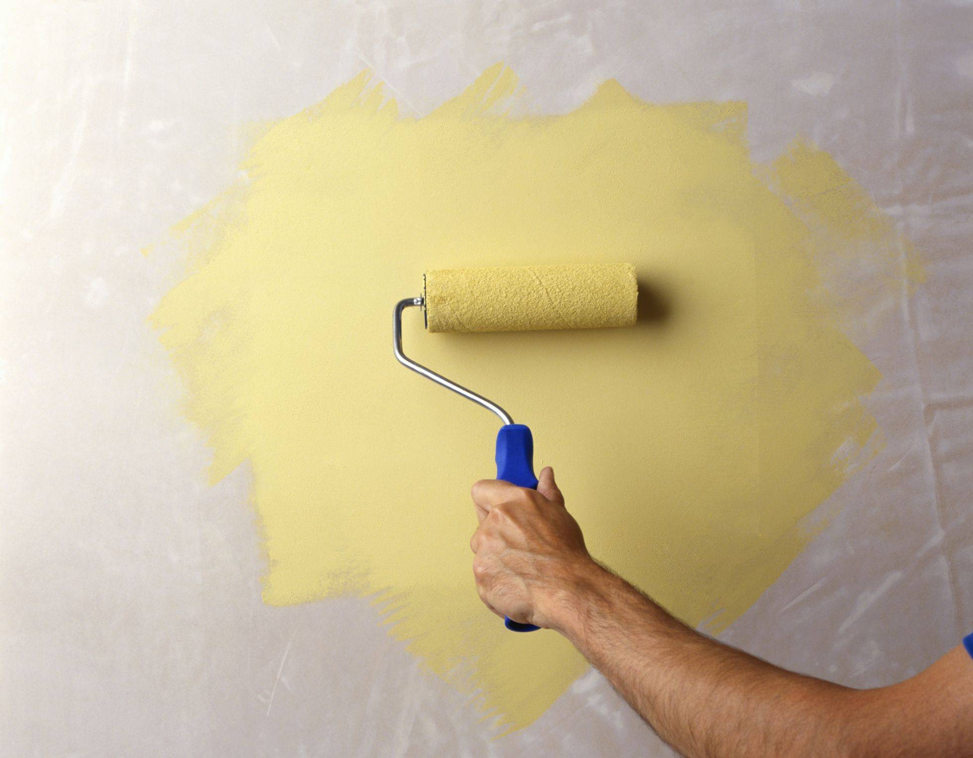 Краска для обоев: как красить под покраску на стене самостоятельно, можно ли покрасить на флизелиновой основе своими руками, какая лучше