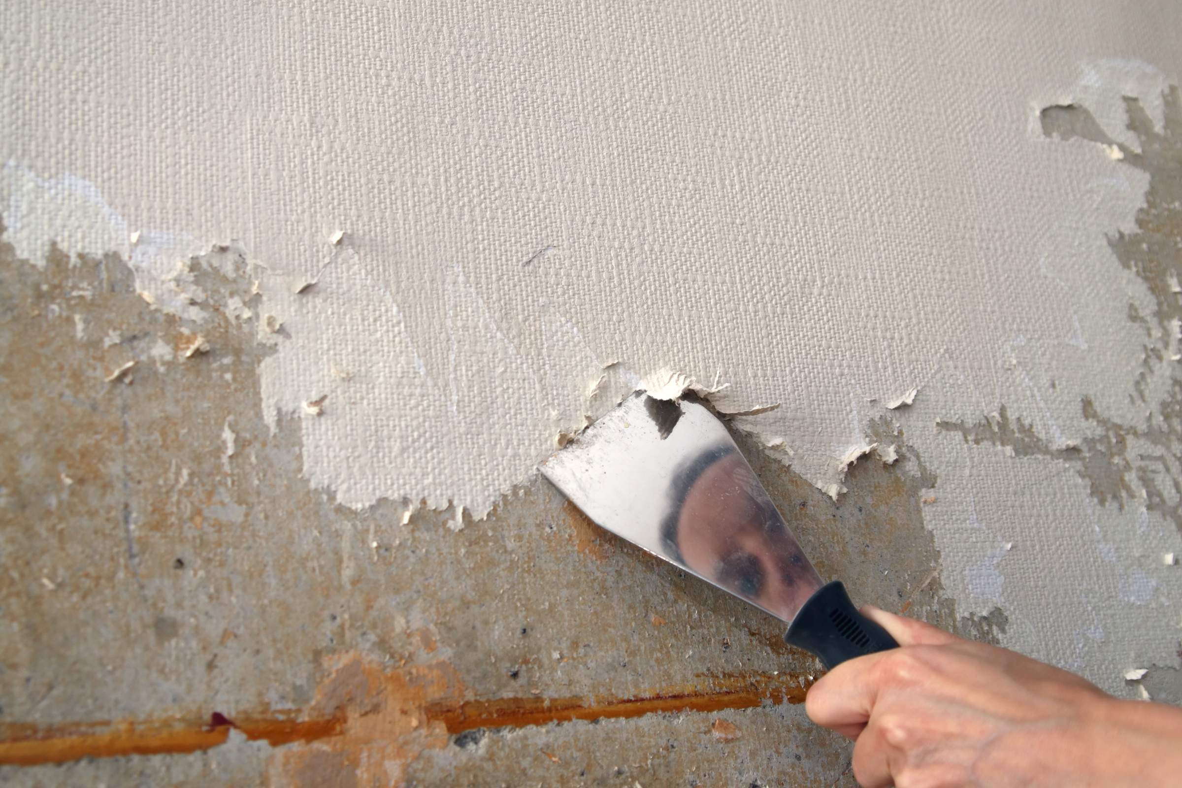 Как закрепить штукатурку на стене или потолке: крепление сетки, проводов в штробе перед старым покрытием, выставление маяков, а также полезные советы