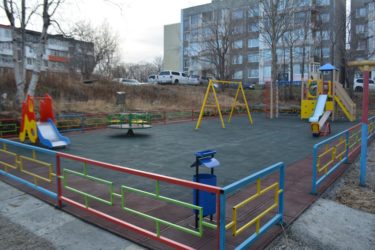 Кто должен устанавливать детские площадки во дворе многоэтажного дома, санпин + фото