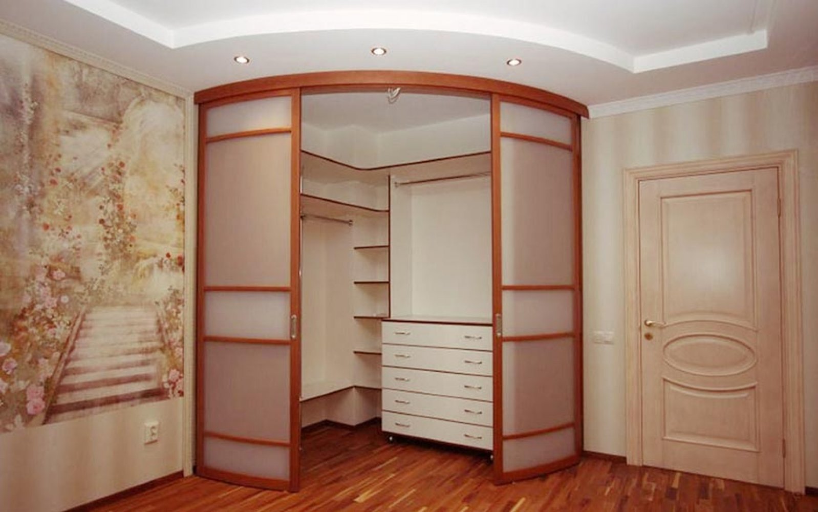 Дизайн угловой гардеробной комнаты маленького размера