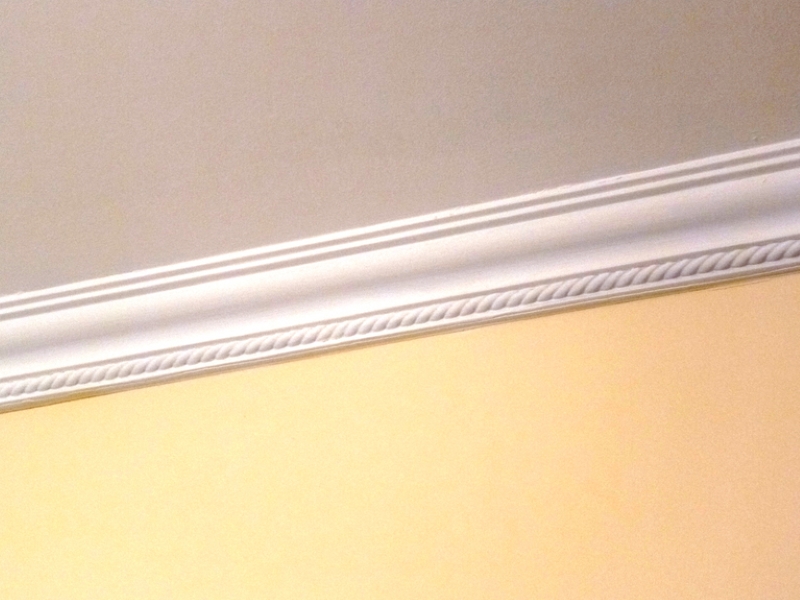 Виды потолочных плинтусов: какие бывают плинтуса для потолка, узкий, инжекционный, экструдированный, разновидности, из чего делают