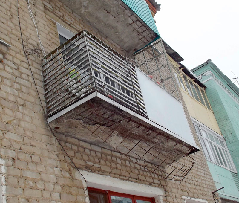 Трещина на балконе. Разрушенные плиты балконов. Плита балкона. Аварийный балкон. Усиление балкона.
