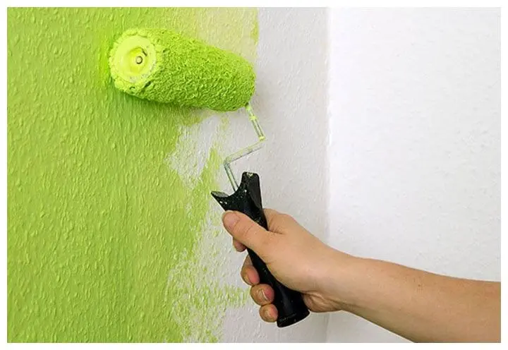 Можно ли клеить флизелиновые обои на водоэмульсионную краску. этап 1 – подготовка поверхности | дома на века