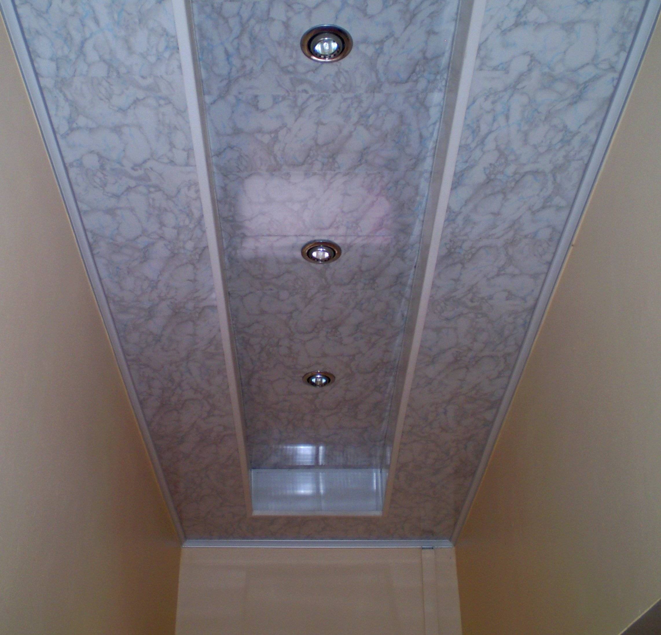 Какой потолок лучше сделать в маленькой комнате: идеи дизайна