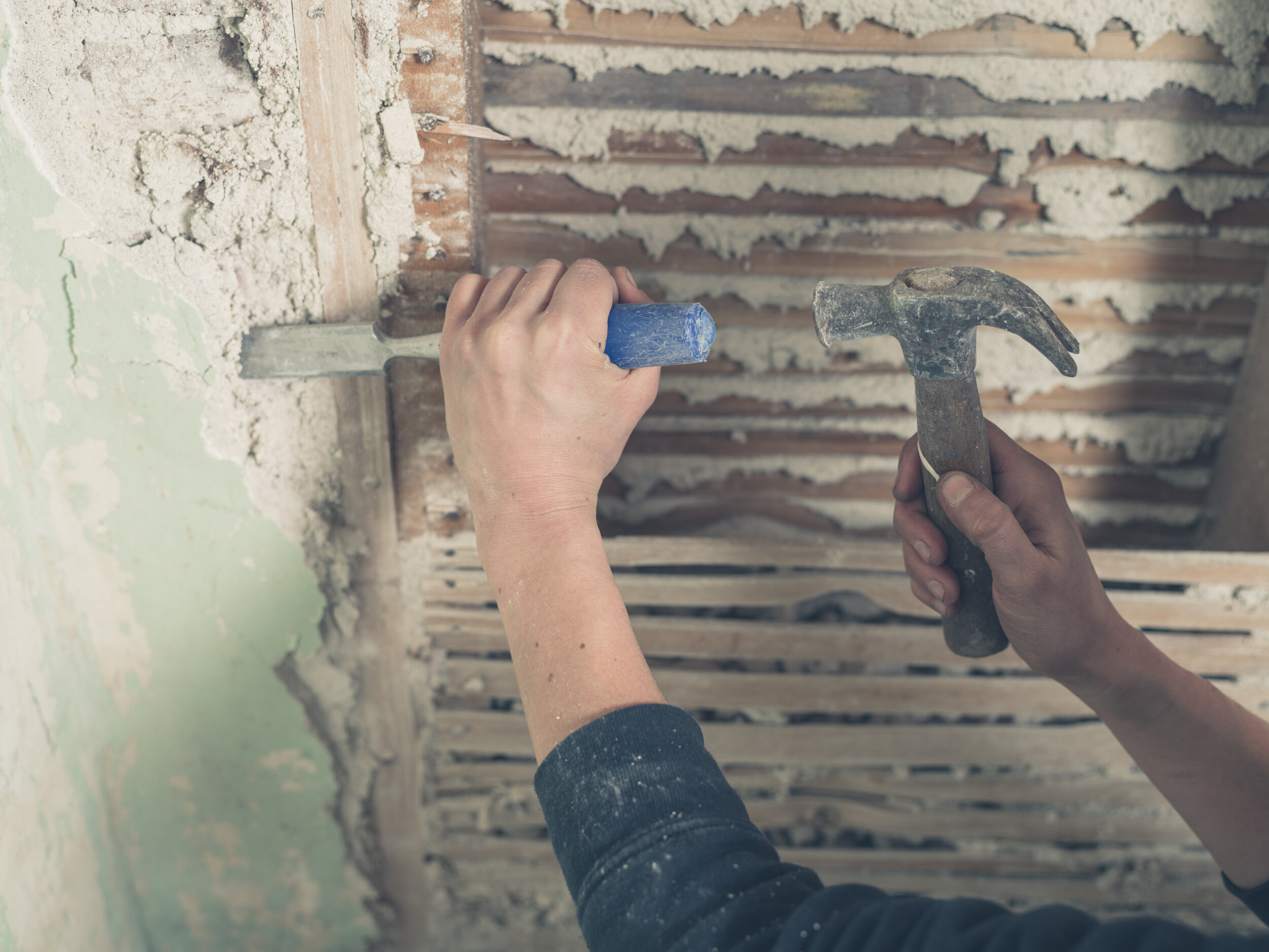 Демонтаж штукатурки: как снять декоративное покрытие со стен, как убрать старую штукатурку, как очистить поверхность от шпаклевки