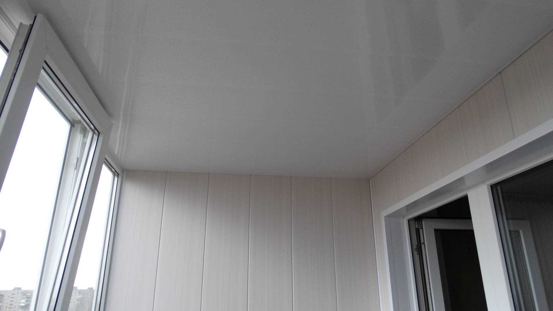 Натяжной потолок на балконе - фото дизайна интерьеров