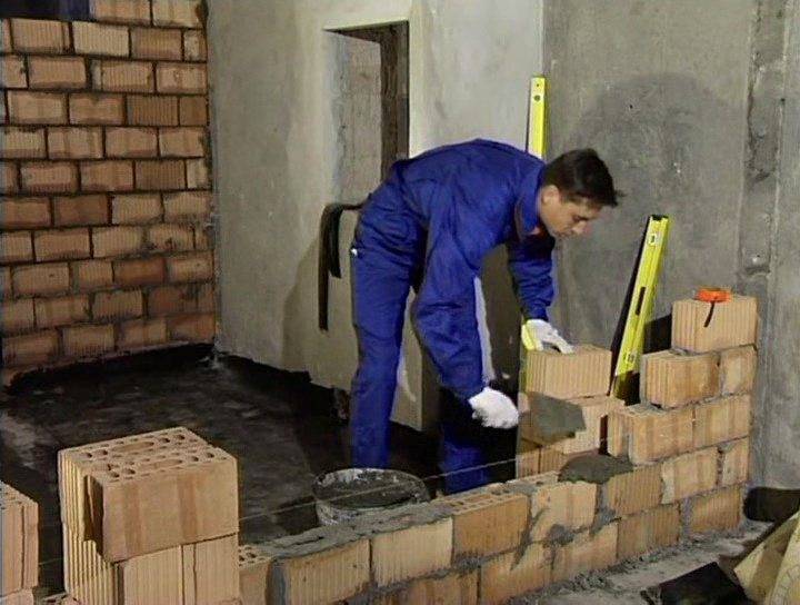 Строительство стены из кирпича в квартире своими руками