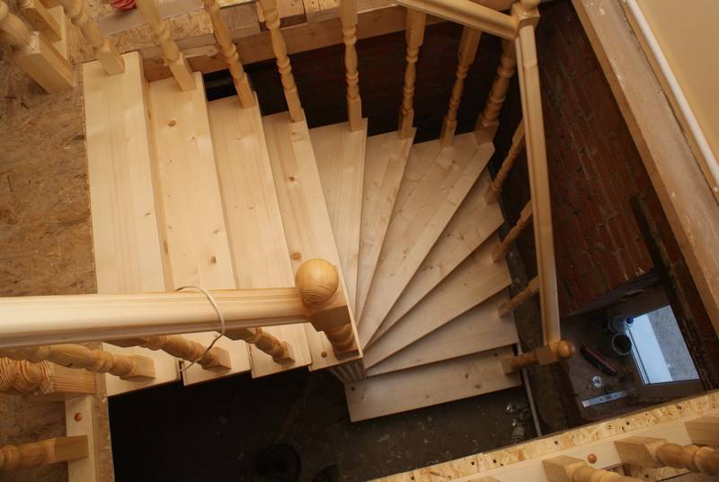 Строим деревянную лестницу своими руками в доме: пошаговая инструкция +видео