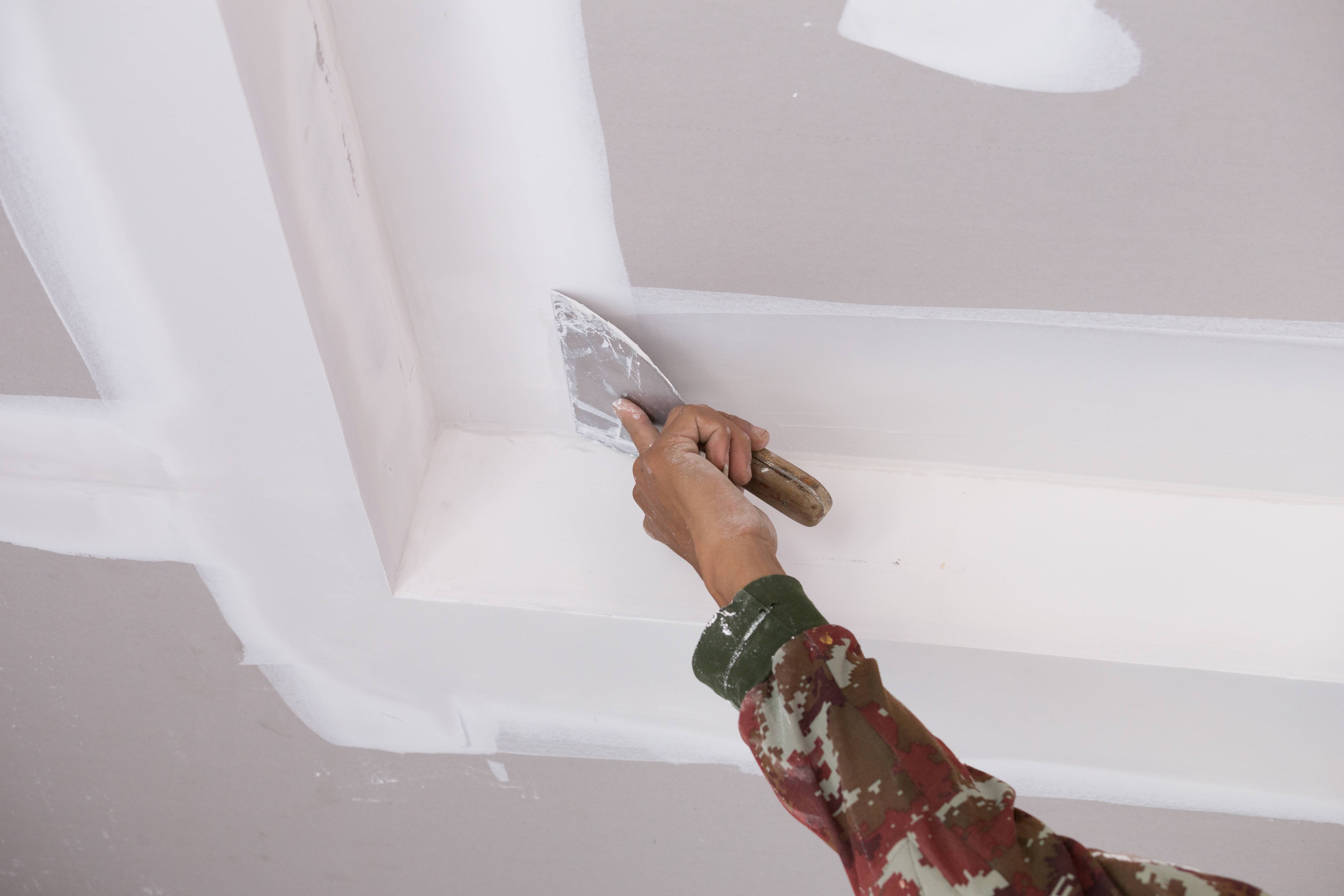 Как шпаклевать потолок из гипсокартона под покраску, видео и советы для новичков