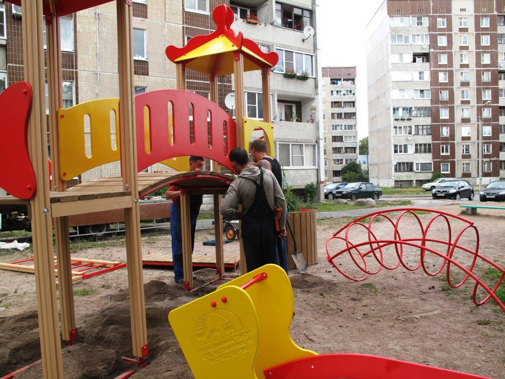 Кто должен устанавливать детские площадки во дворе многоэтажного дома, санпин + фото