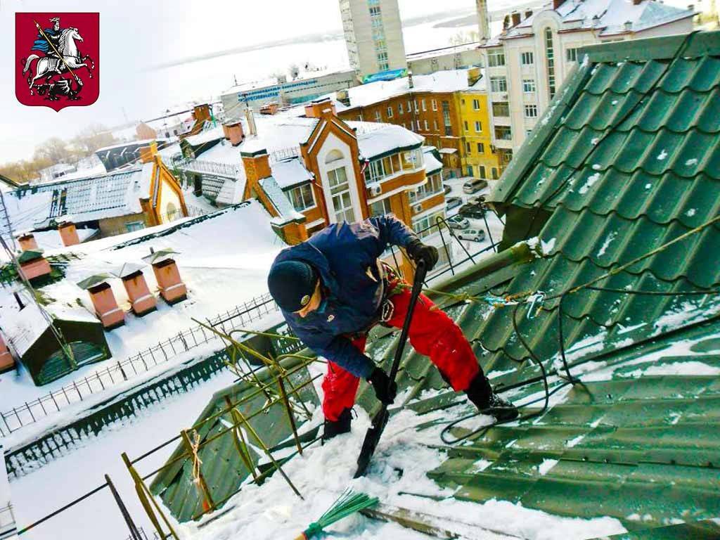Как и чем убрать снег на участке и с крыши: способы