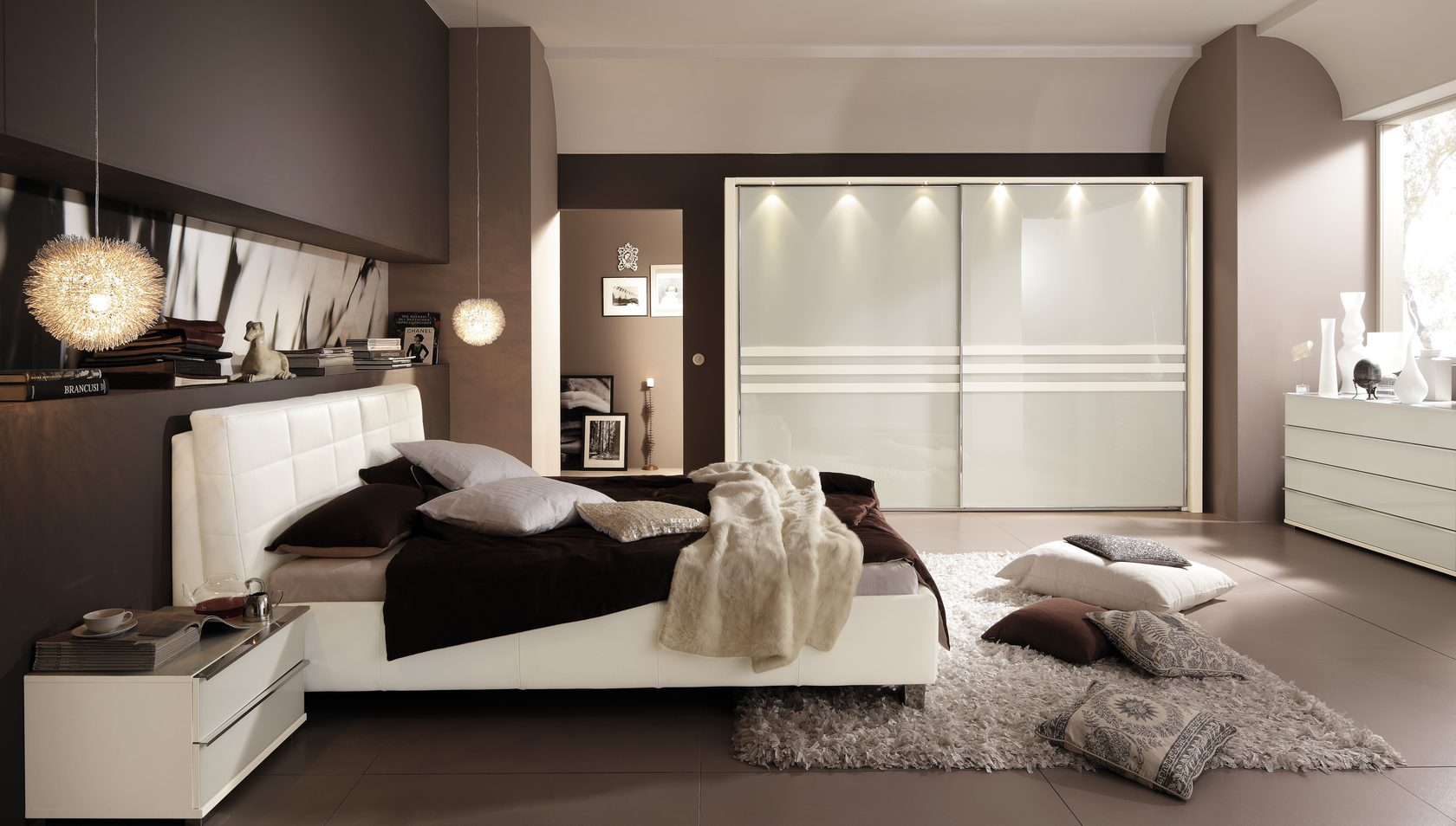 Белая спальня в интерьере с белой мебелью в современном стиле: гарнитур белого цвета
 - 28 фото