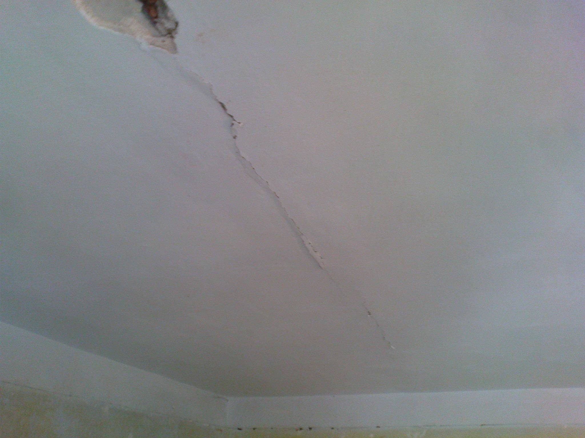 Ремонт потолка после протечки своими руками: чем обработать после затопления, как покрасить, ремонт протечек, как заделать протечку на потолке, как исправить