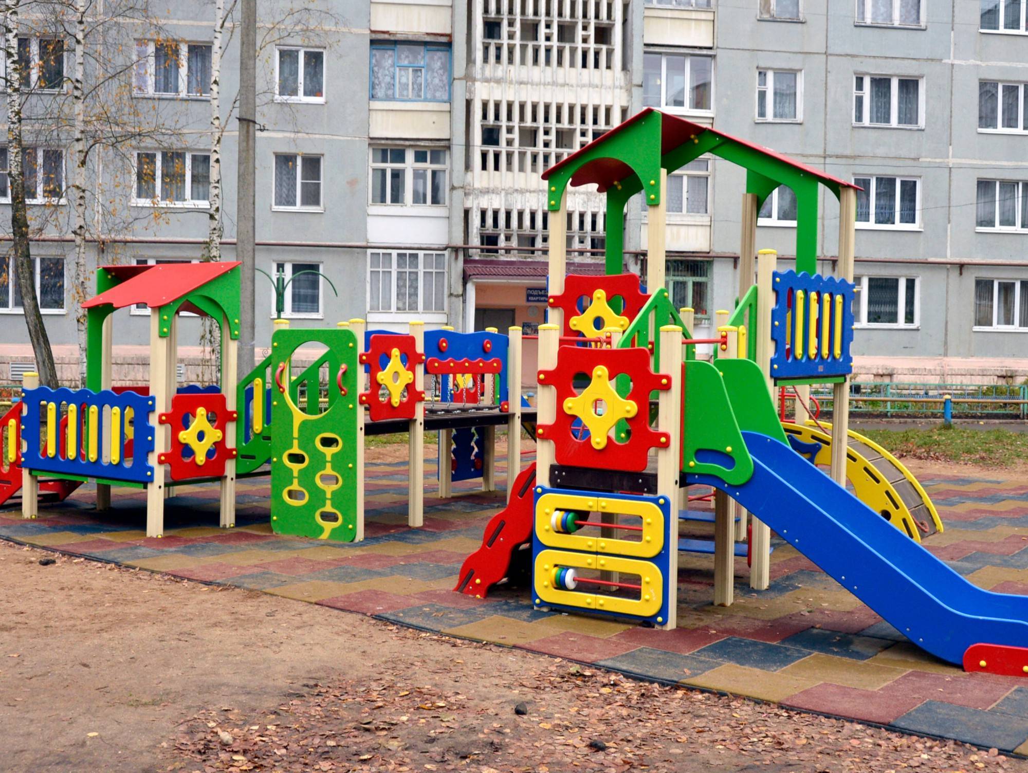 Кто должен устанавливать детские площадки в многоквартирных домах