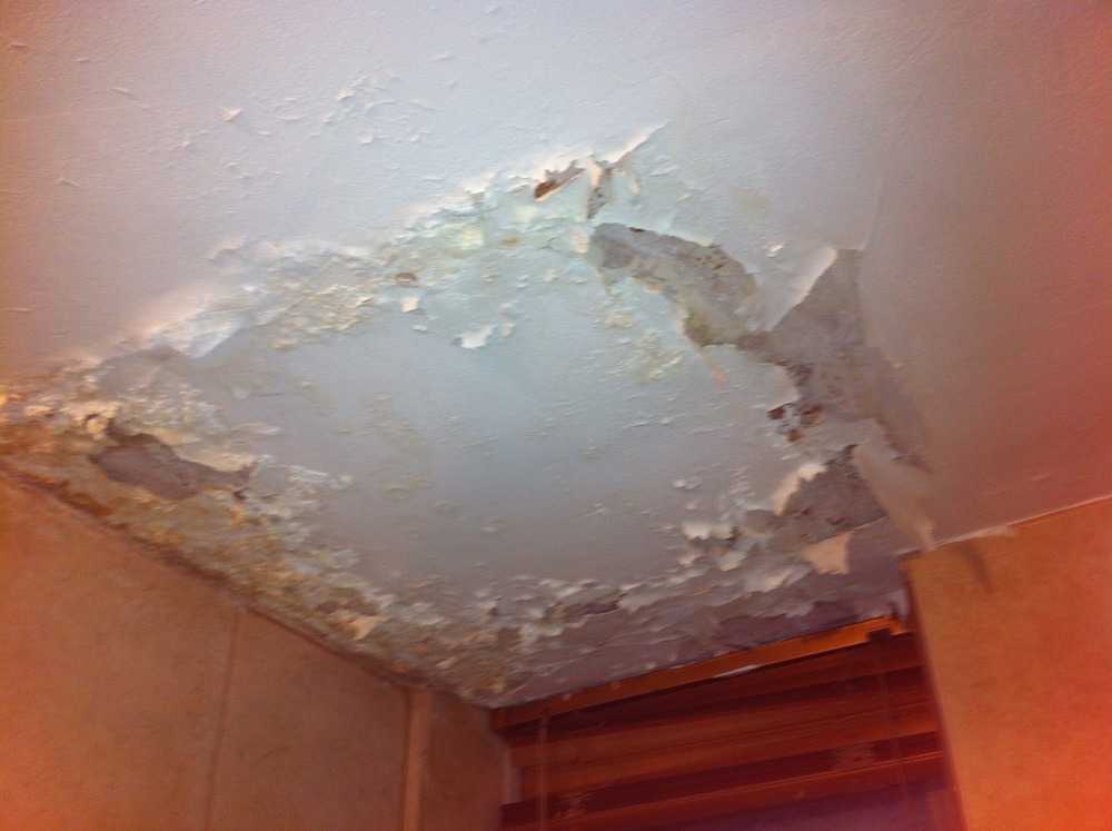 Ремонтируем трещины на потолке шпатлёвкой и герметиком: пошаговое руководство