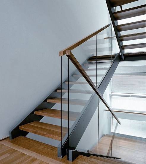 Стеклянные лестницы: стеклопластиковая с металлом и деревянными ступенями, фото, на второй этаж, изготовление из лсп