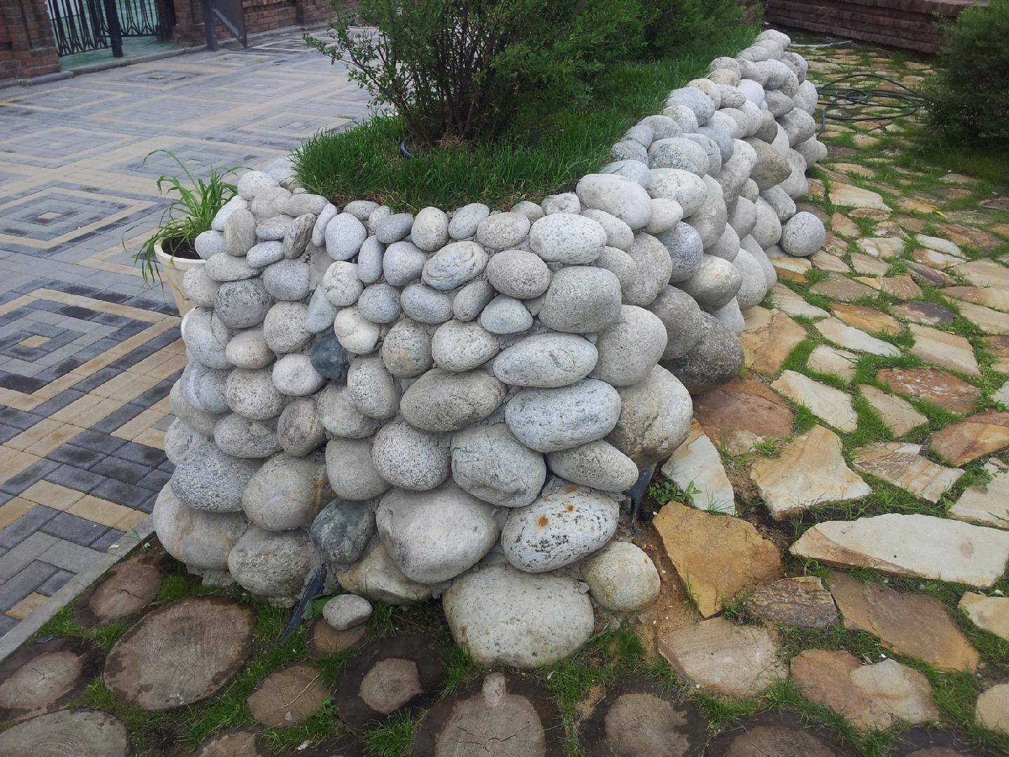 Клумбы из камней своими руками на даче пошагово с фото