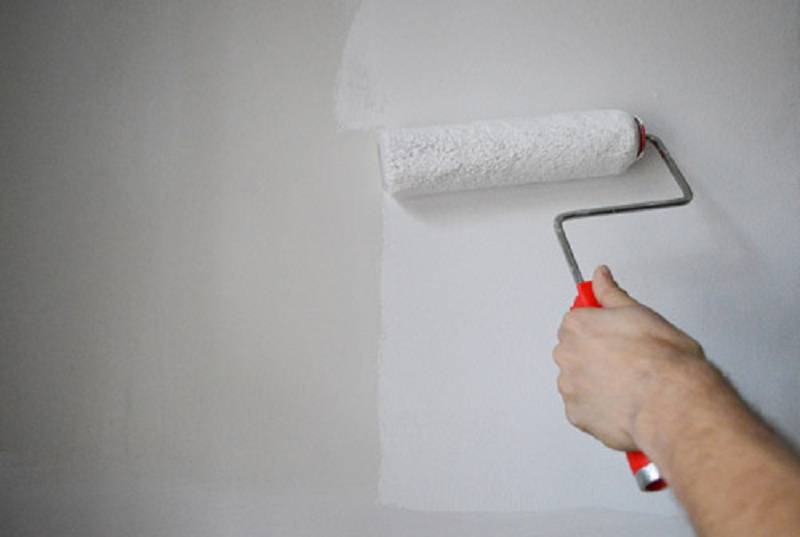Как правильно выбрать валик для покраски потолка?