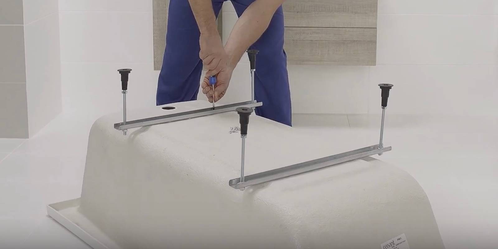 Что подложить под ножки ванны для улучшения слива воды